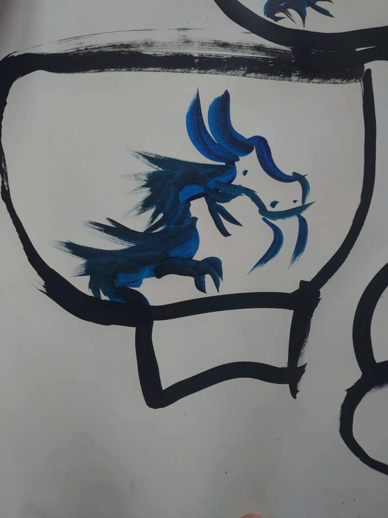 Croquis a l'encre de chine d'un bol a pied en grand format avec un etit dragon a ma façon dessiné en bleu dessus