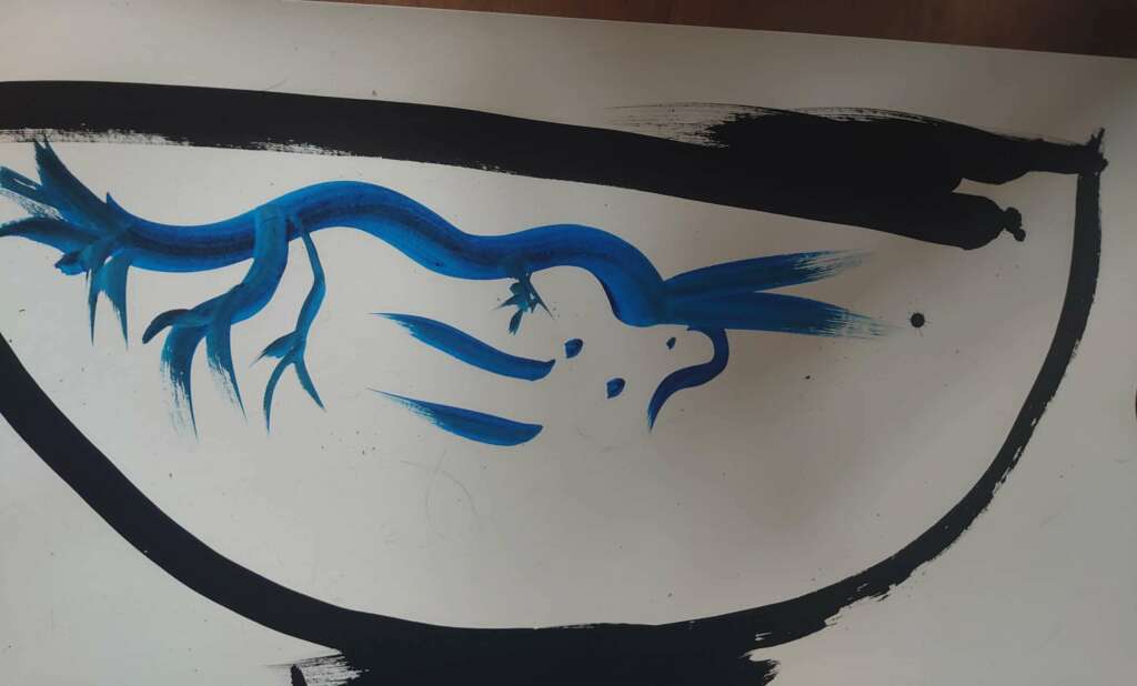 Grand saladier a l'encre de chine croquis avec un dragon bleu fileux