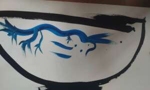 Grand saladier a l'encre de chine croquis avec un dragon bleu fileux