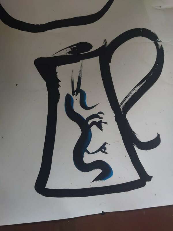 Carafe croquis encre de chine ansé avec un dragon fileux en décor