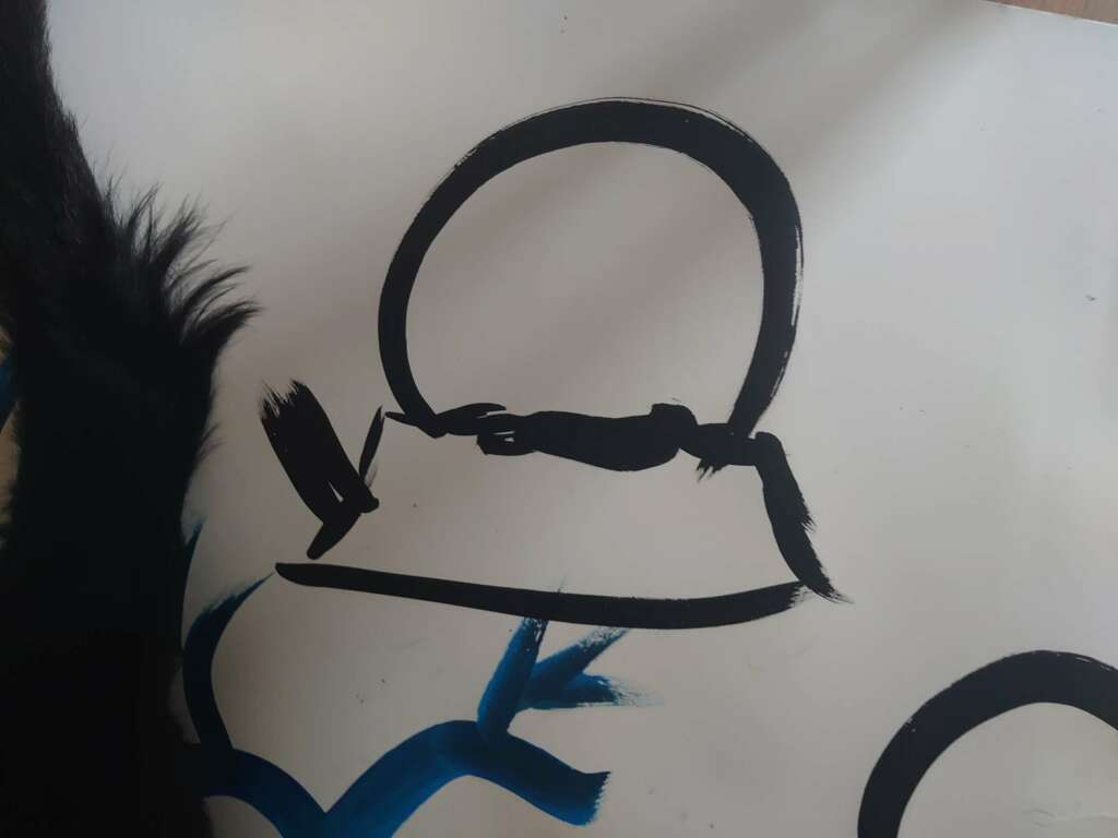théière plate a grande anse au dessus en croquis à l'encre de chine