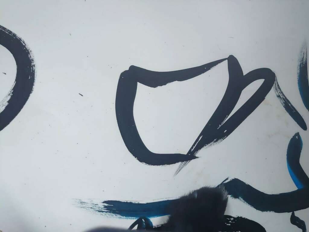 Tasse à expresso ansé ronde à l'encre de chine en croquis