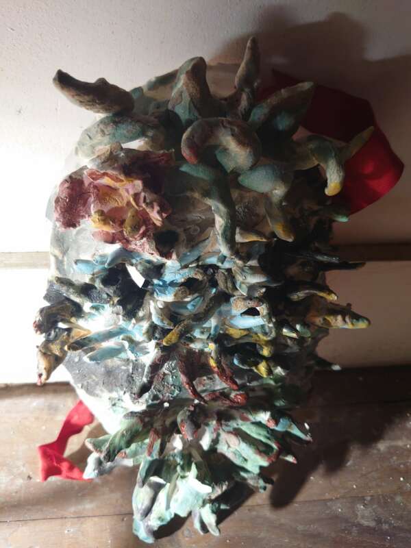 masque de cyclope primitif aux racine mutliples au couleur terne