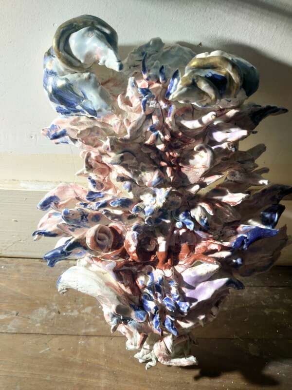 masque de dragon plat rose blanc bleu et rouge