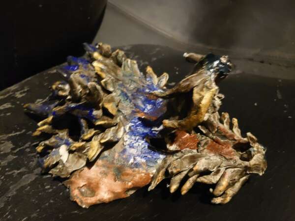masque de dragon or bleu et rouge en grès roux