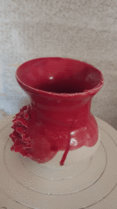 Vase  au texturation mineral sur un coté  rouge sang en porcelaine