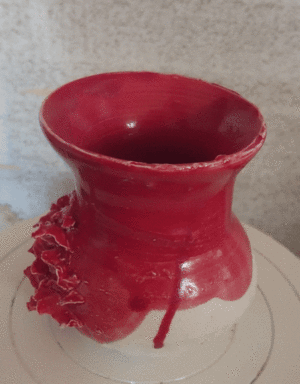 Vase au texturation mineral sur un coté rouge sang en porcelaine