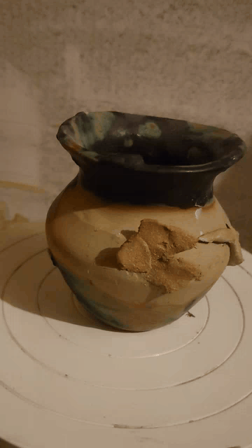 vase noire jaunatre blanc et vert dut a l'email de cuivre oxydé